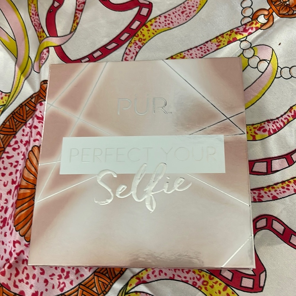 Face palette, eyeshadow and blush